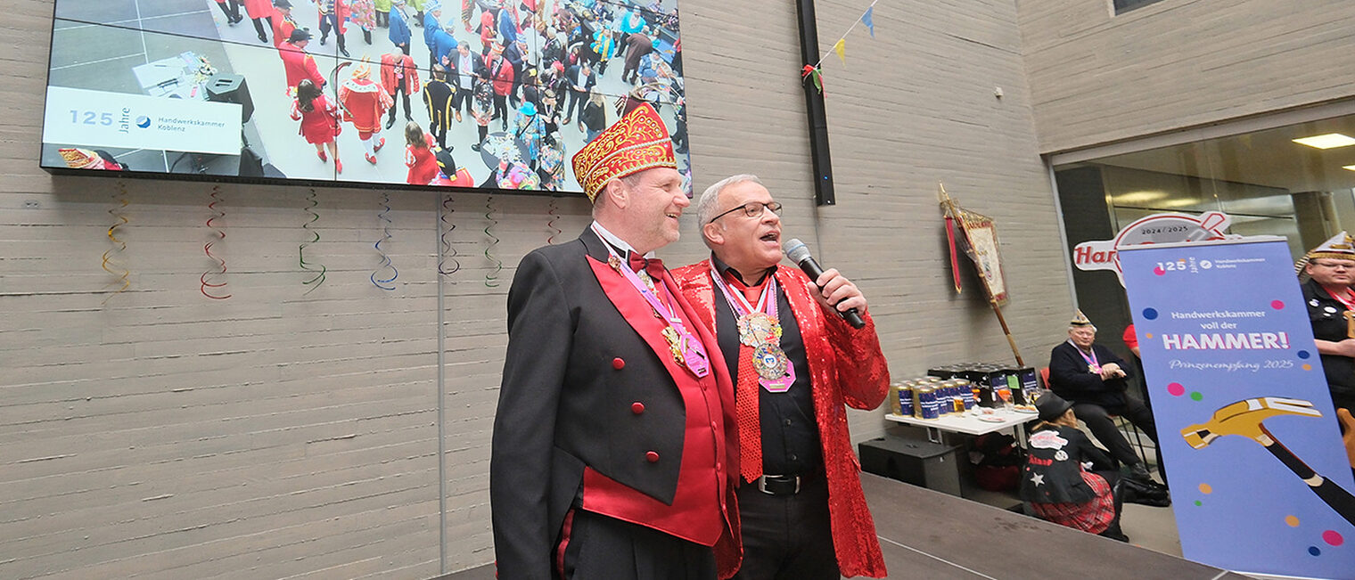 Andreas Münch und Kurt Krautscheid auf der Bühne. Andreas Münch führte mit HwK-Präsident Kurt Krautscheid höchst amüsant durch das Programm.