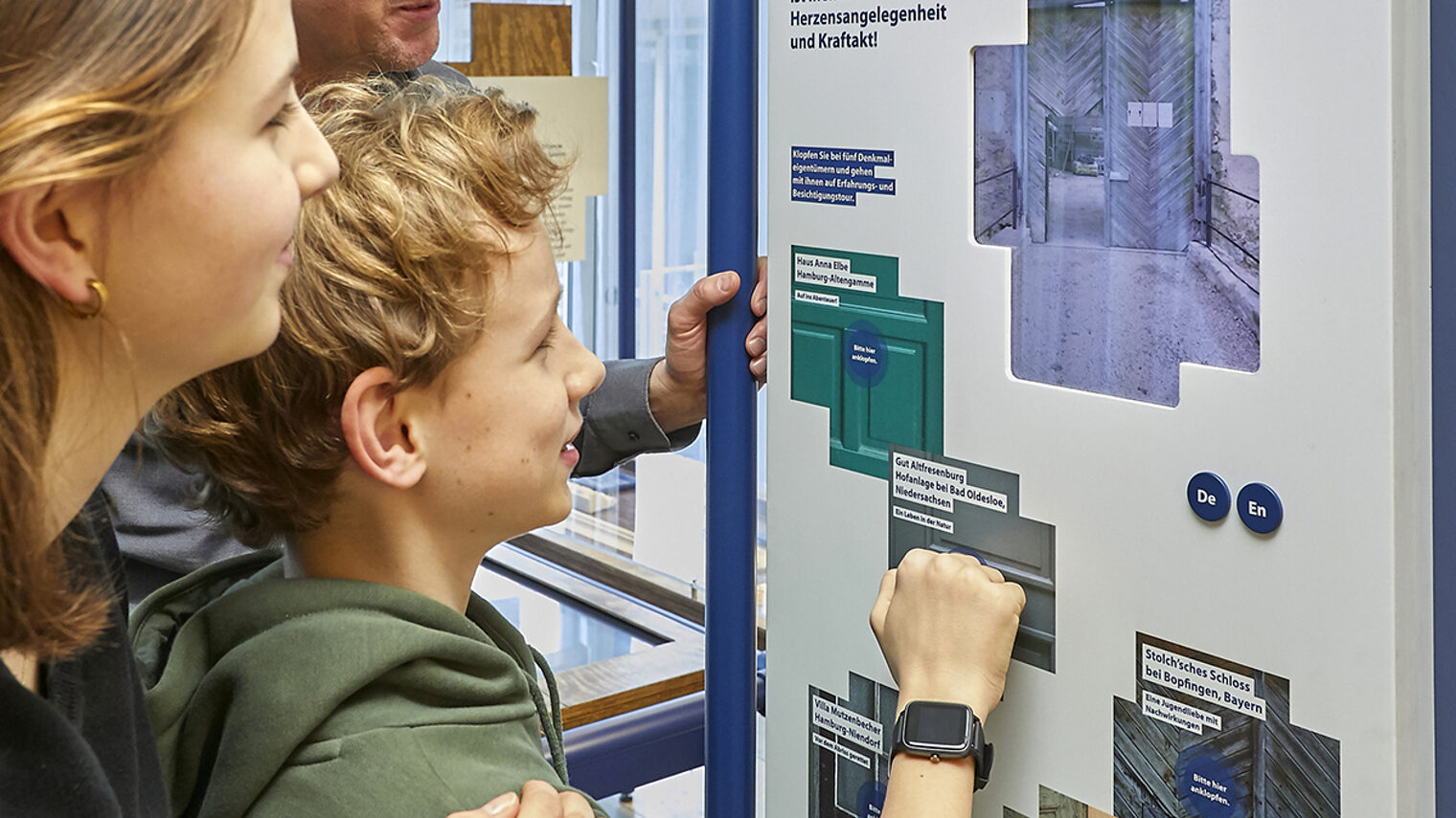 Personen gucken auf eine Tafel