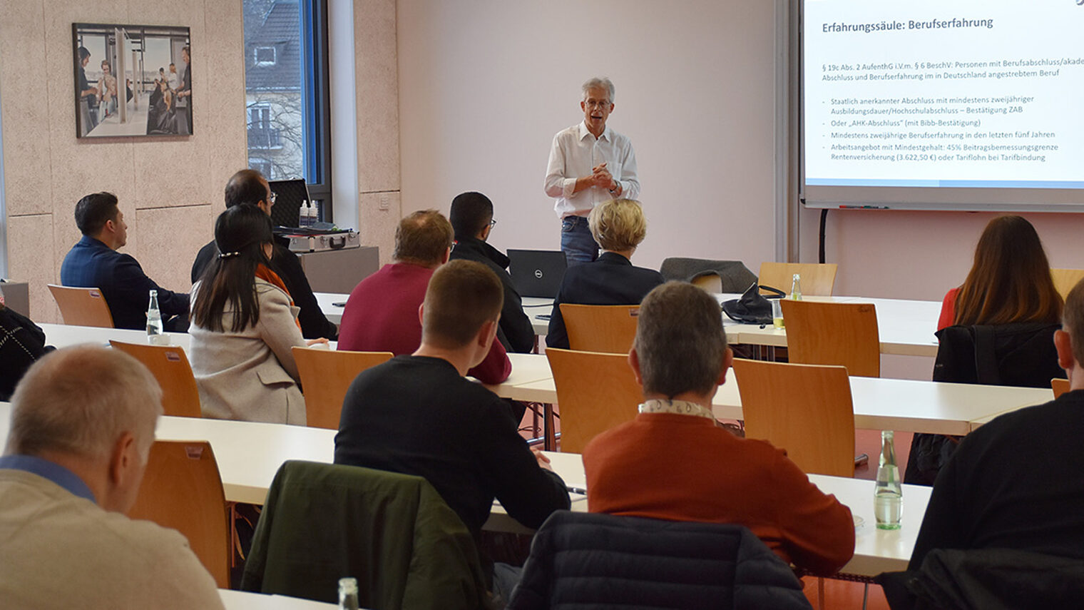 Stefan Gustav während seines Vortrags zum Fachkräfteeinwanderungsgesetz