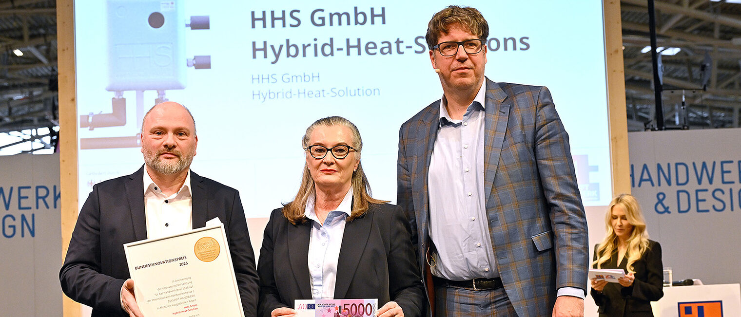 Michael Kellner überreicht einen Bundespreis für hervorragende Leistungen für das Handwerk an die HHS GmbH.
