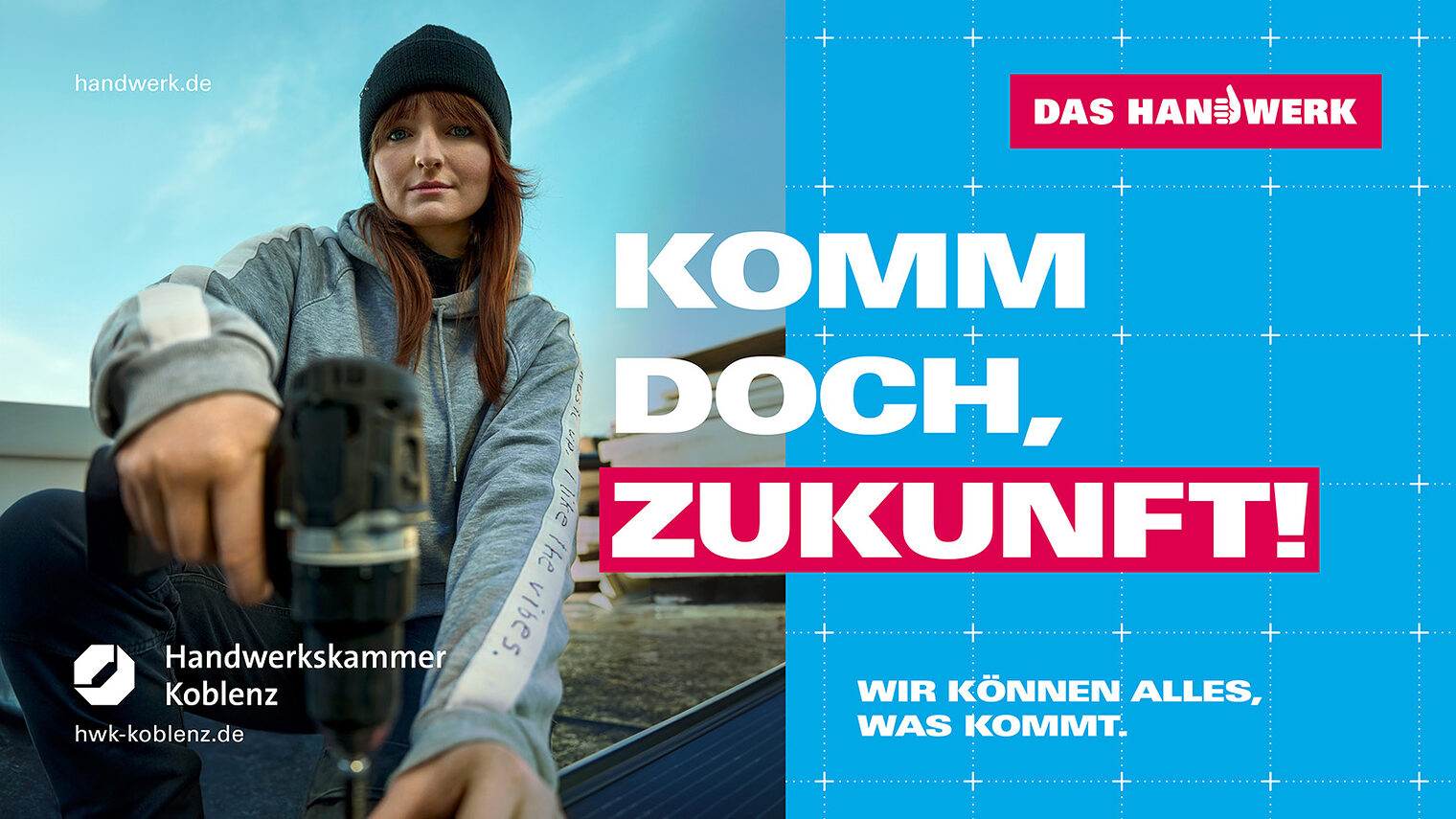 Plakat der Imagekampagne 2025, Dachdeckerin auf Dach mit Schriftzug: Komm doch, Zukunft