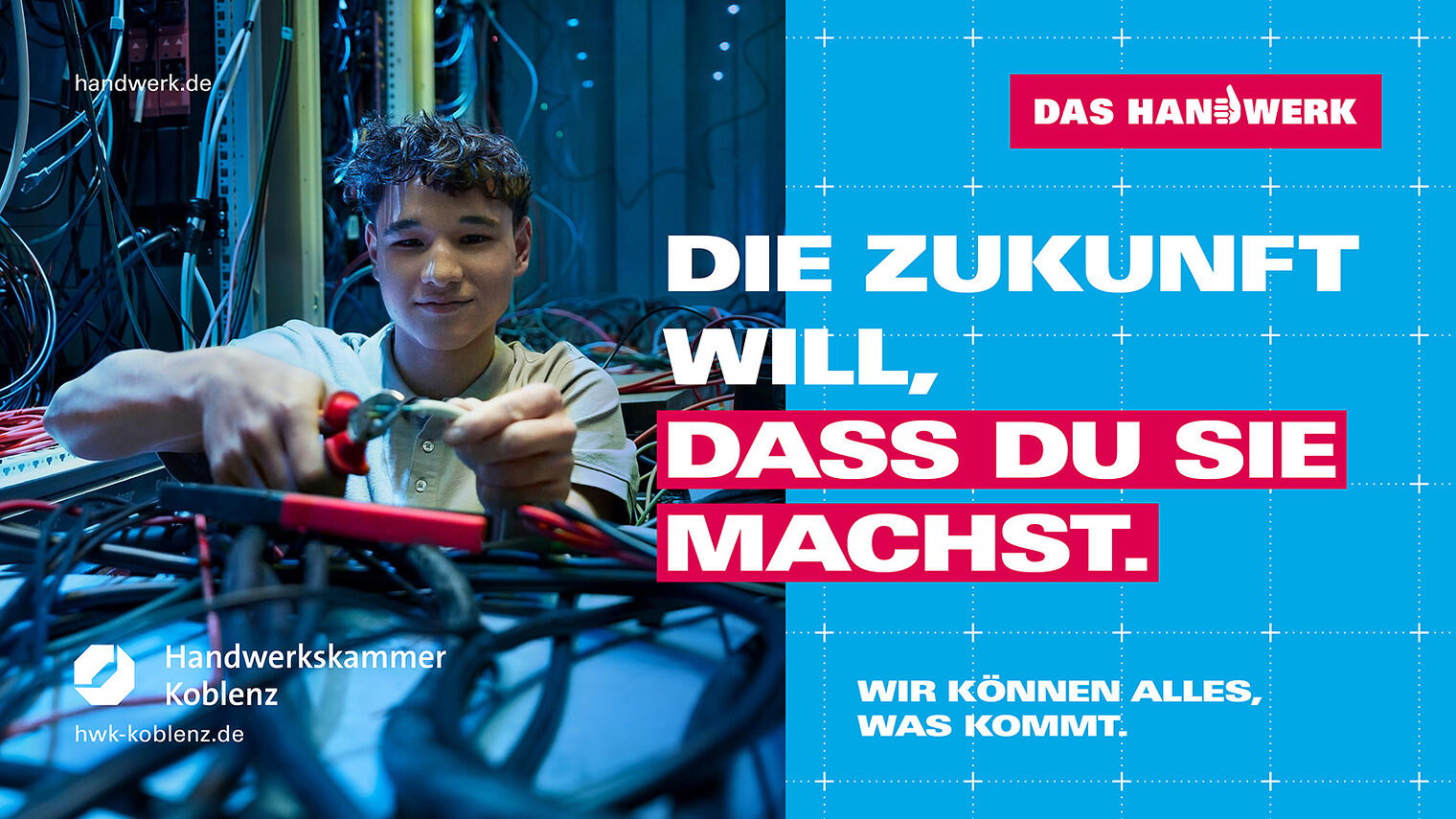 Plakat der Imagekampagne 2025, Elektroniker in Werkstatt mit Schriftzug: Die Zukunft will, dass du sie machst.