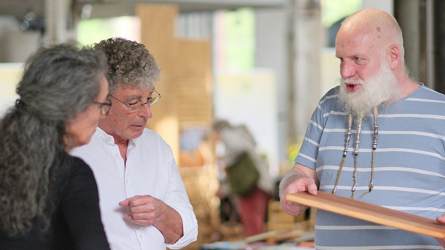 ein Aussteller im Gespräch mit Besuchern