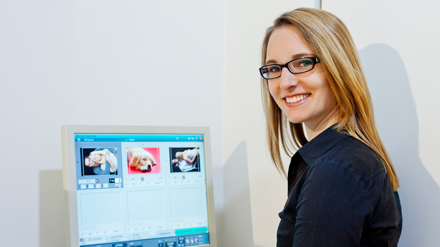 Fotografin bei der Bildbearbeitung am Computer