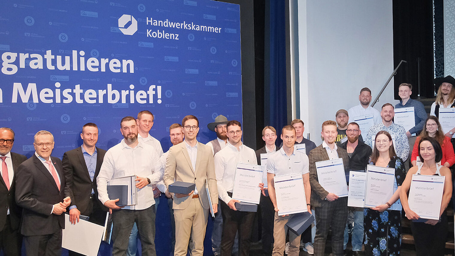 Gruppenfoto mit den 20 Besten ihres Gewerks