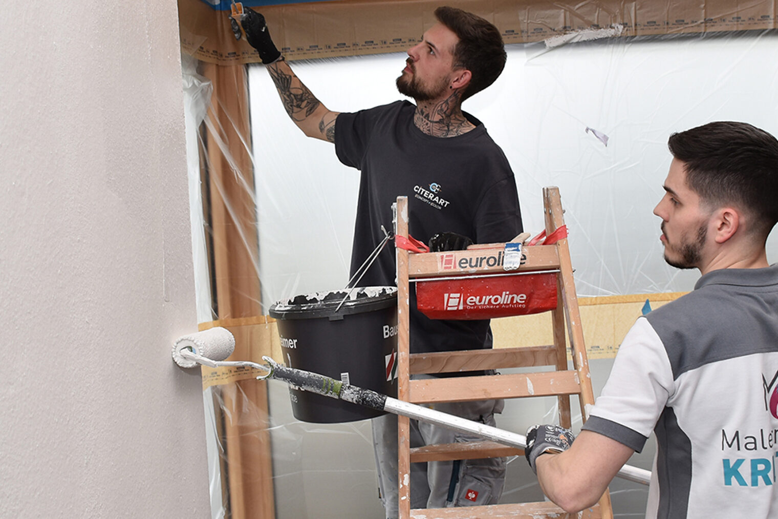 Zwei Maler streichen die Wand Zwei Maler streichen die Wand