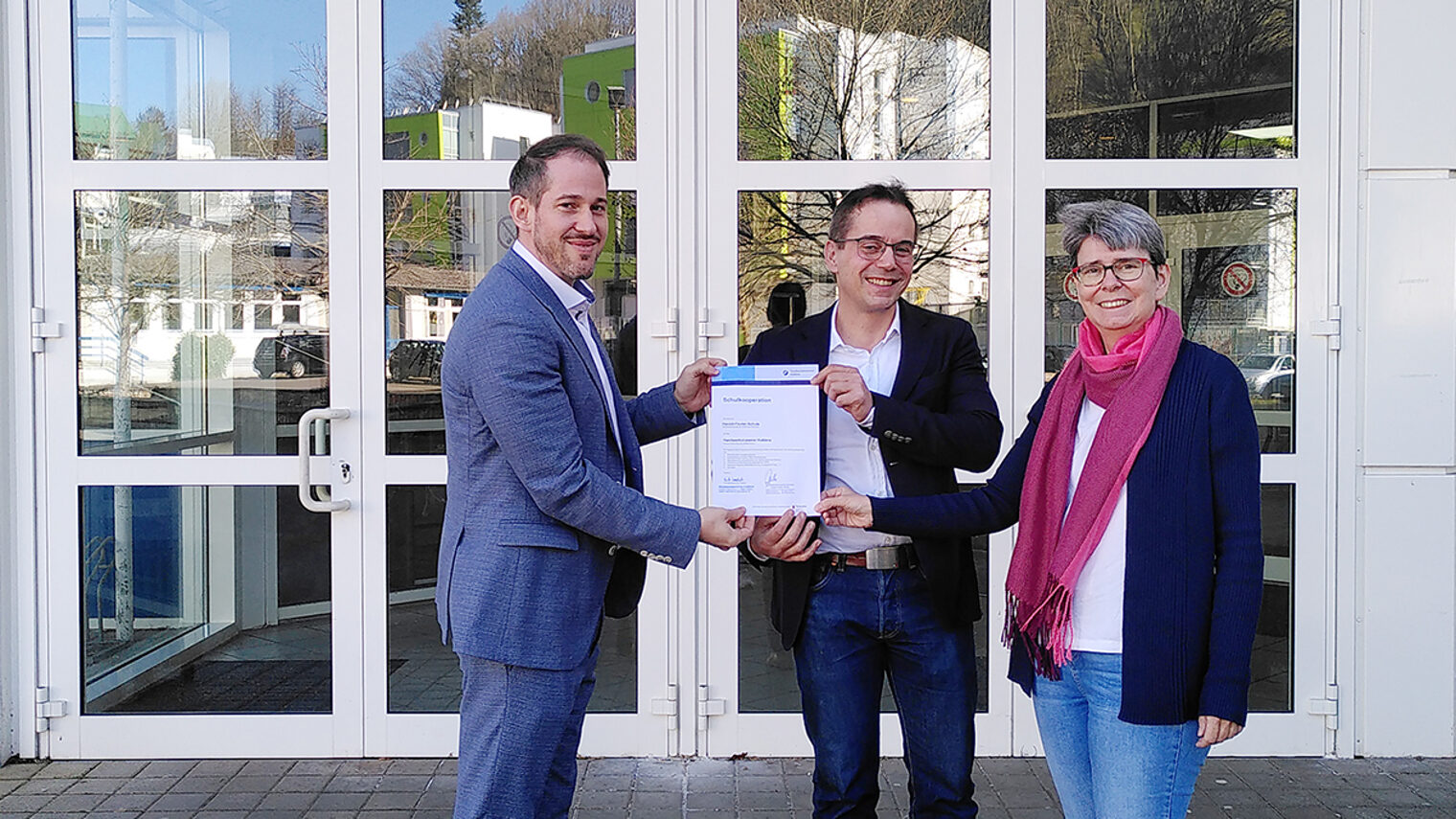 Ein Gruppenfoto vor der Schule