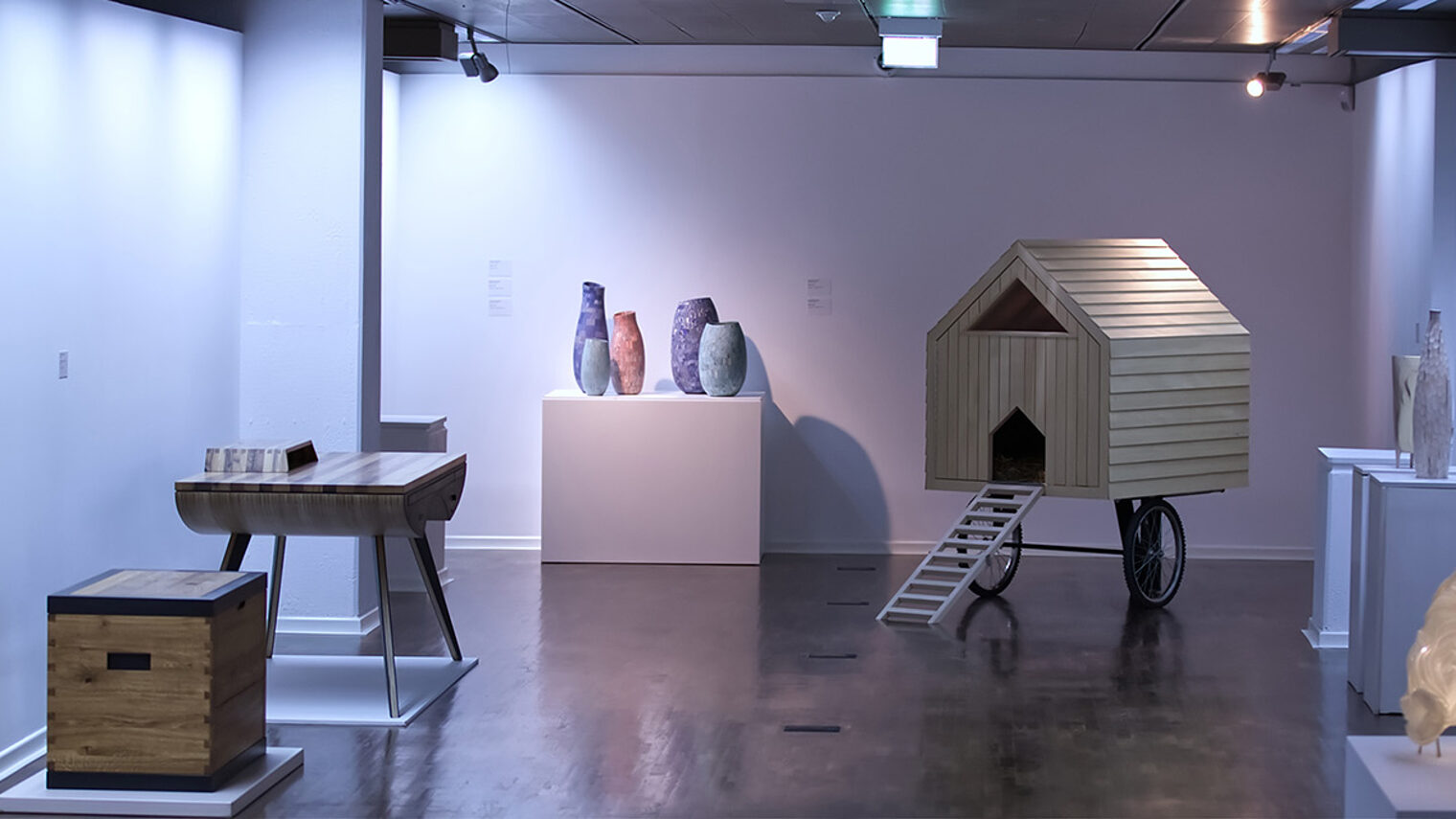 Blick in die Ausstellung mit Wettbewerbsarbeiten