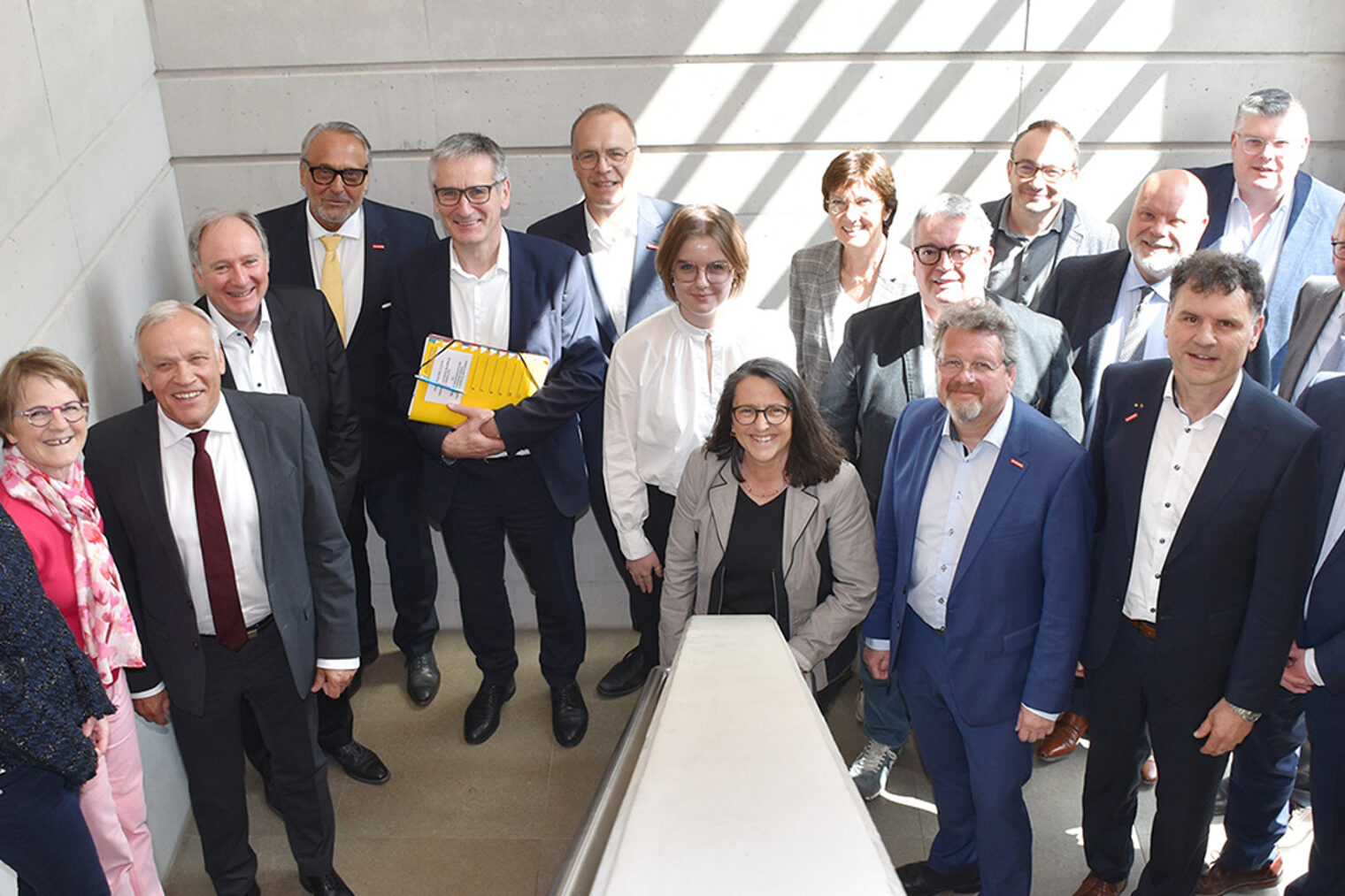 Gruppenbild der Vertreter von acht Handwerkskammern und Organisationen Gruppenbild der Vertreter von acht Handwerkskammern und Organisationen