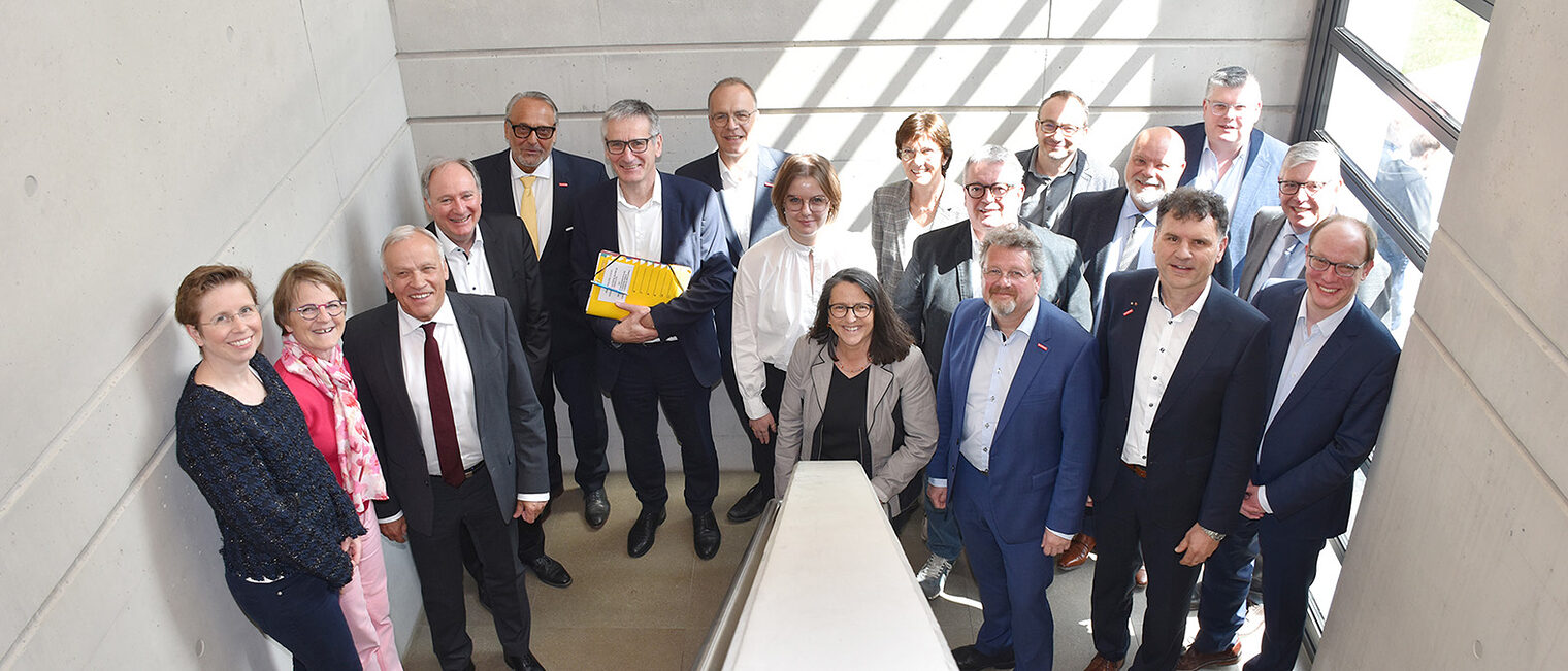 Gruppenbild der Vertreter von acht Handwerkskammern und Organisationen Gruppenbild der Vertreter von acht Handwerkskammern und Organisationen