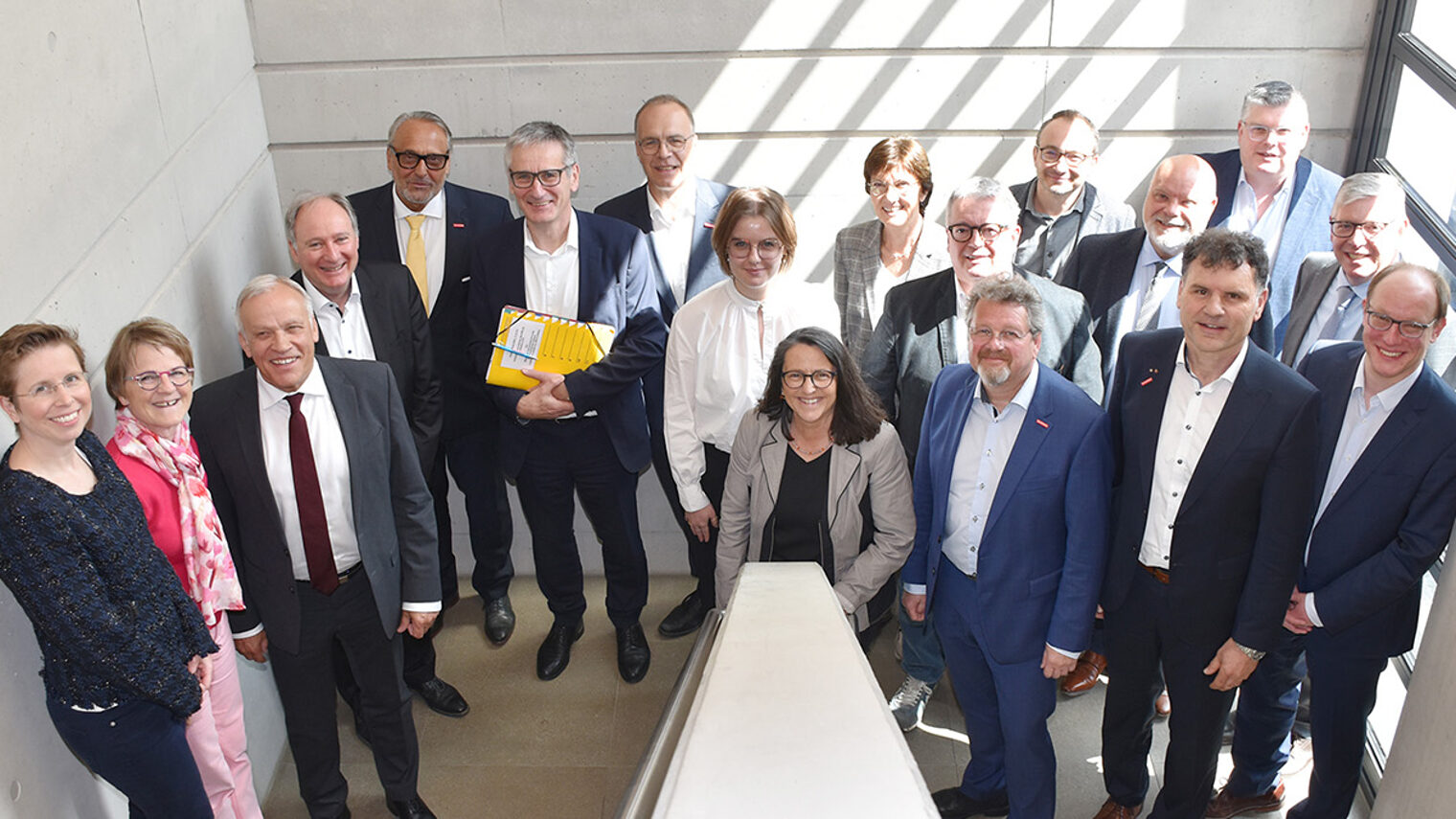 Gruppenbild der Vertreter von acht Handwerkskammern und Organisationen