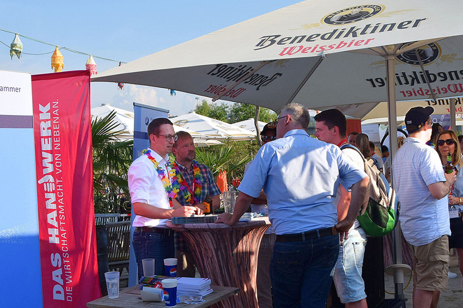 Teilnehmer des Nachfolge-Beach im Gespräch Teilnehmer des Nachfolge-Beach während der Veranstaltung