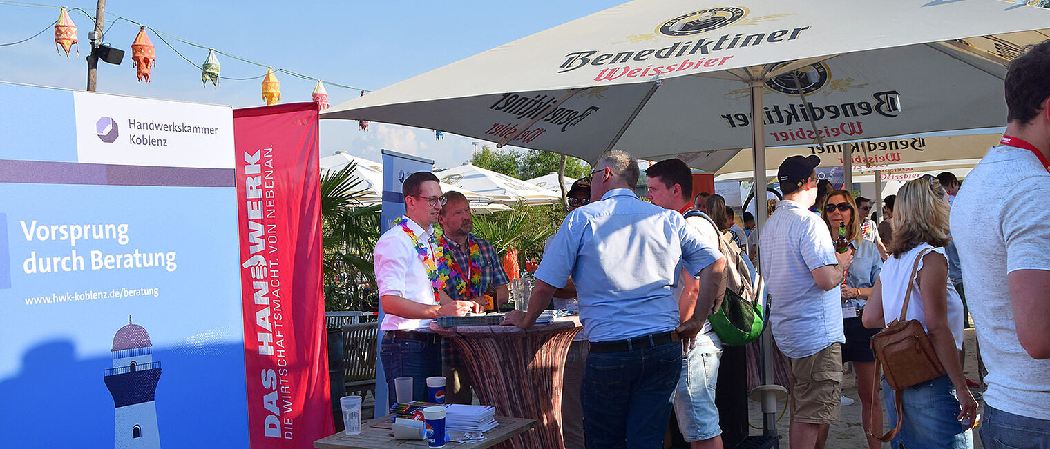 Teilnehmer des Nachfolge-Beach im Gespräch Teilnehmer des Nachfolge-Beach während der Veranstaltung