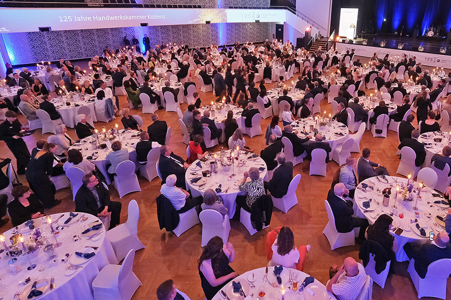 Blick in den Saal der Rhein-Mosel-Halle während der Veranstaltung Blick in den Saal der Rhein-Mosel-Halle während der Veranstaltung