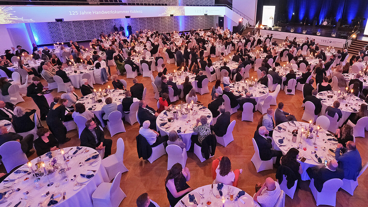 Blick in den Saal der Rhein-Mosel-Halle während der Veranstaltung