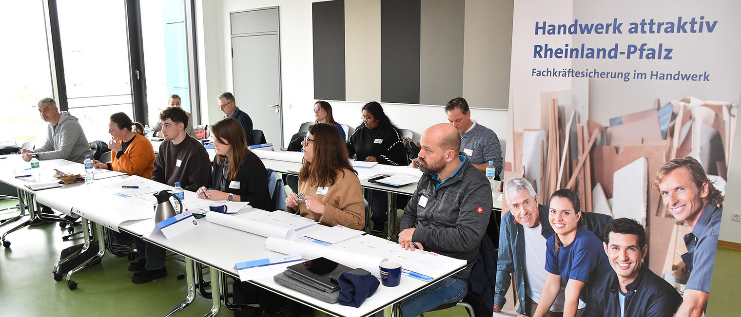 Workshop-Teilnehmer während der Veranstaltung im Seminarraum