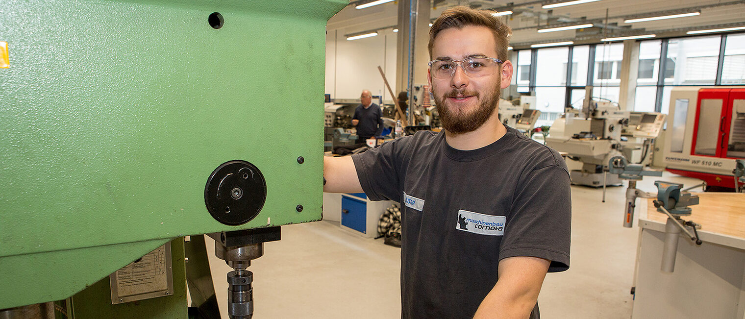 Feinwerkmechaniker Yannis Dörr arbeitet an einer Maschine.