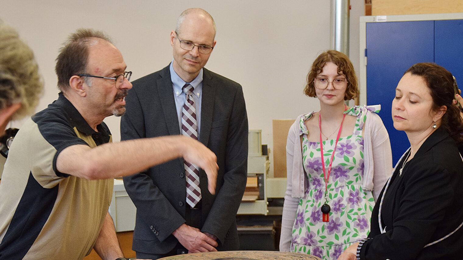 Vertreter des UNESCO-UNEVOC Zentrums für Berufsbildung beim Rundgang durch die Lehrwerkstätten