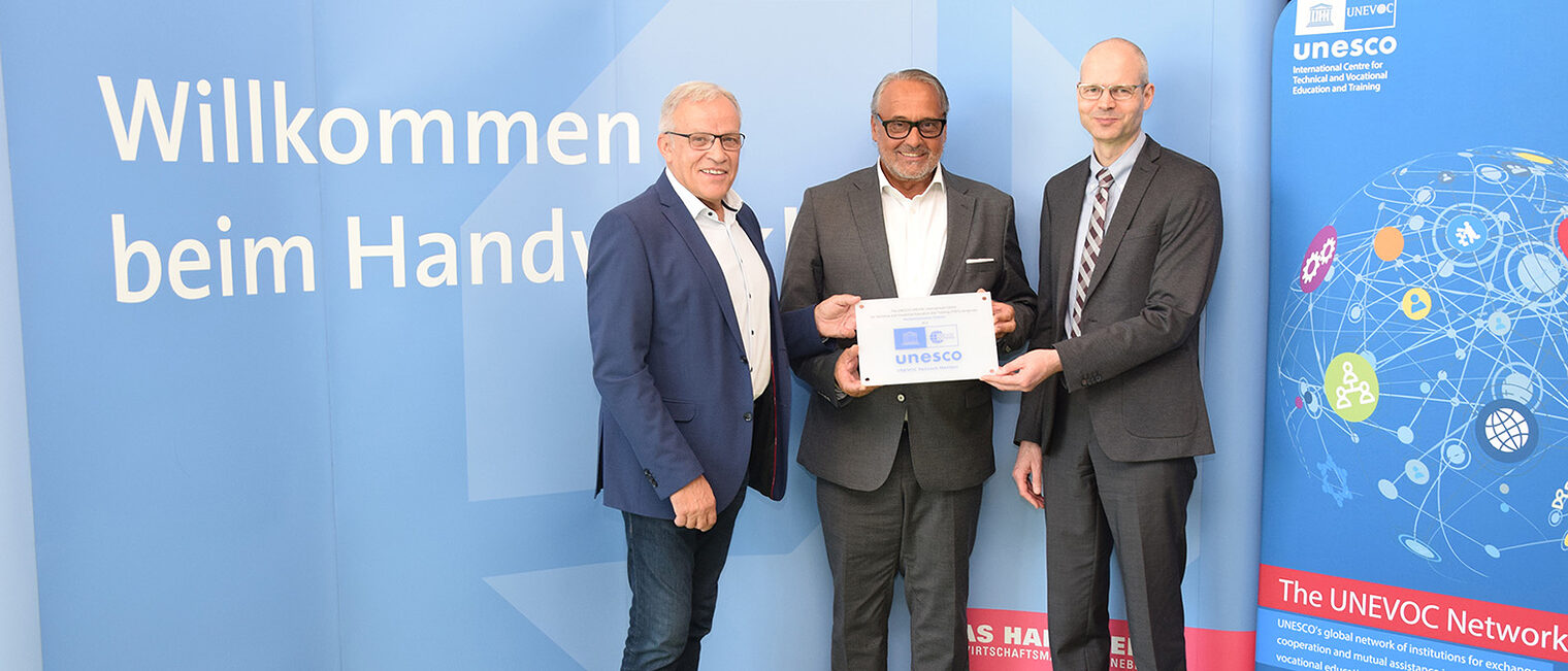 Friedrich Hübler überreichte die Mitgliedsplakette an Ralf Hellrich und Kurt Krautscheid