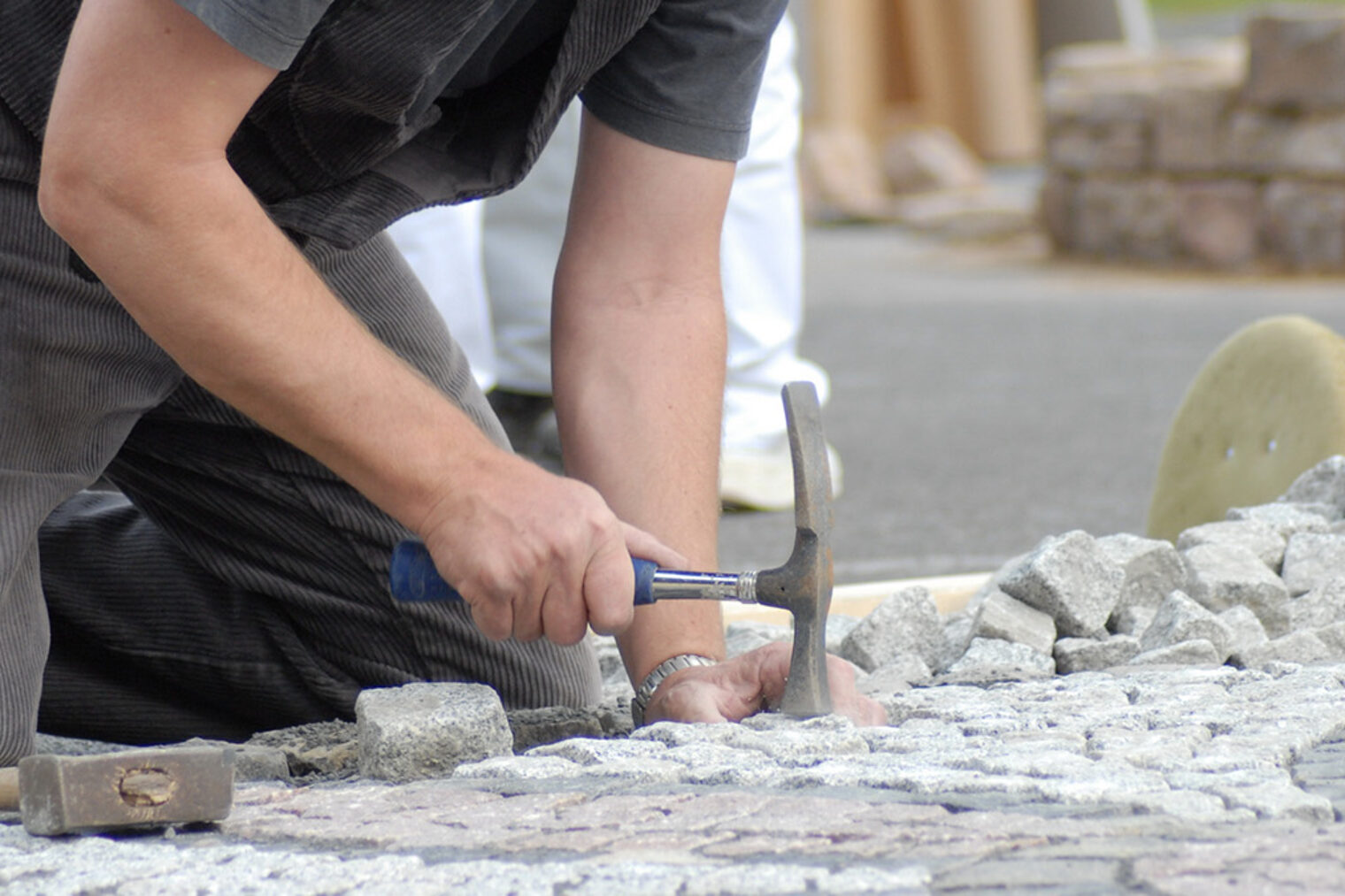 Straßenbauer beim Pflastern