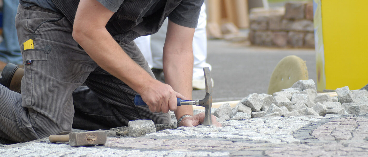Straßenbauer beim Pflastern