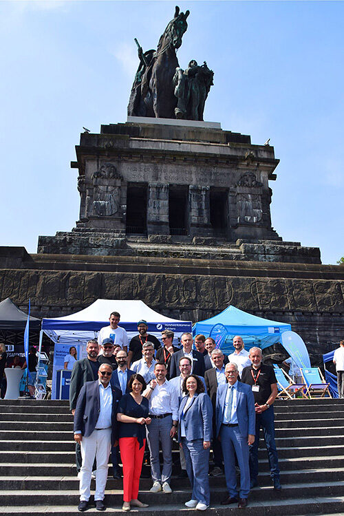 Gruppenbild vor der Kulisse des Reiterdenkmals am Deutschen Eck
