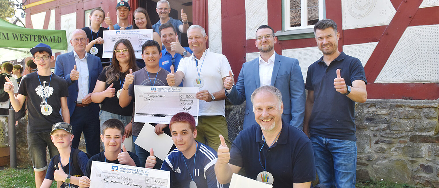 Gruppenbild der Siegerteams mit den Paten