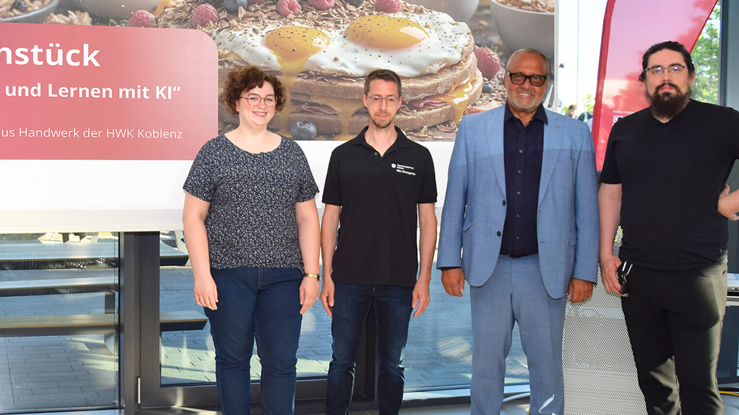 Gruppenfoto vor einer Leinwand