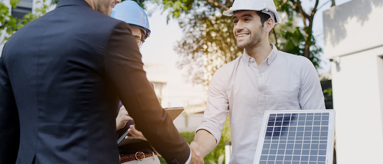 ein Gebäudeenergieberater im Beratungsgespräch mit zwei Kunden ein Gebäudeenergieberater im Beratungsgespräch mit zwei Kunden