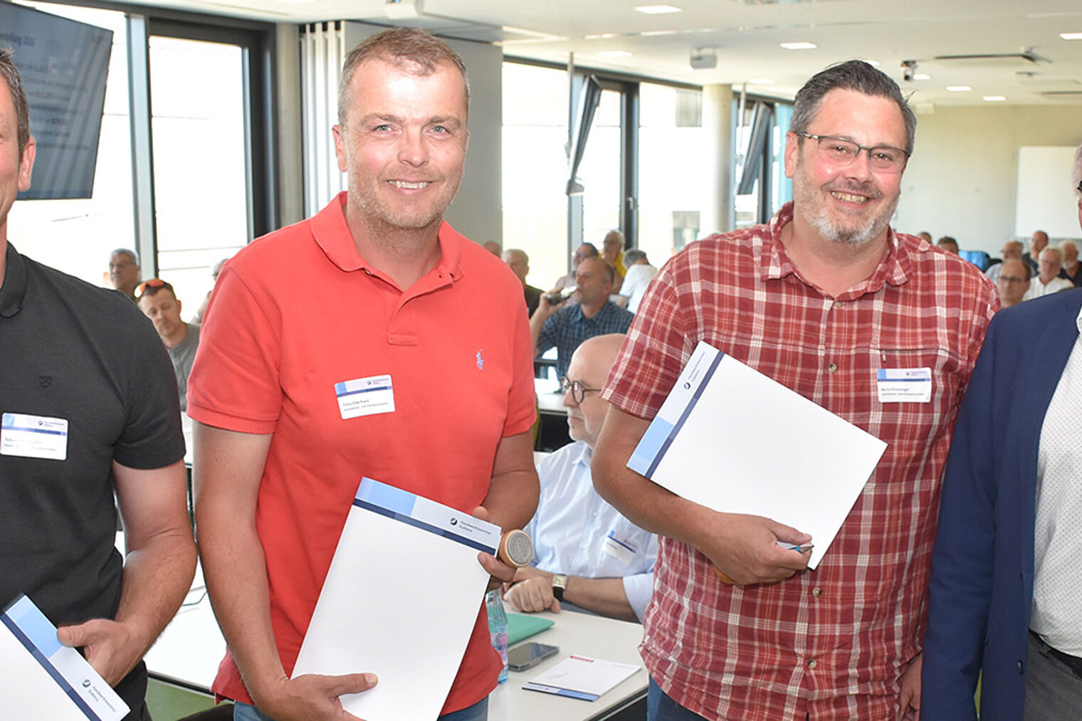 Gruppenfoto der neuen Sachverständigen mit Kurt Krautscheid