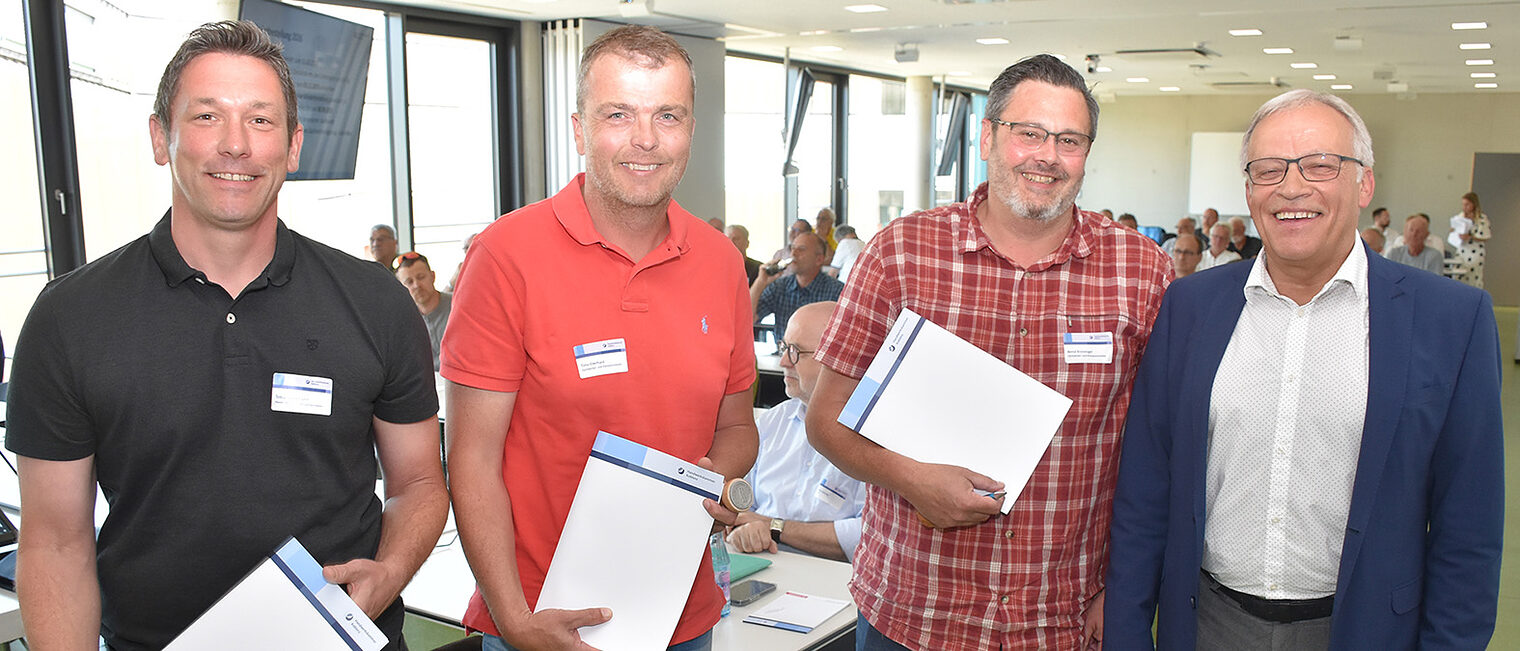 Gruppenfoto der neuen Sachverständigen mit Kurt Krautscheid Gruppenfoto der neuen Sachverständigen mit Kurt Krautscheid