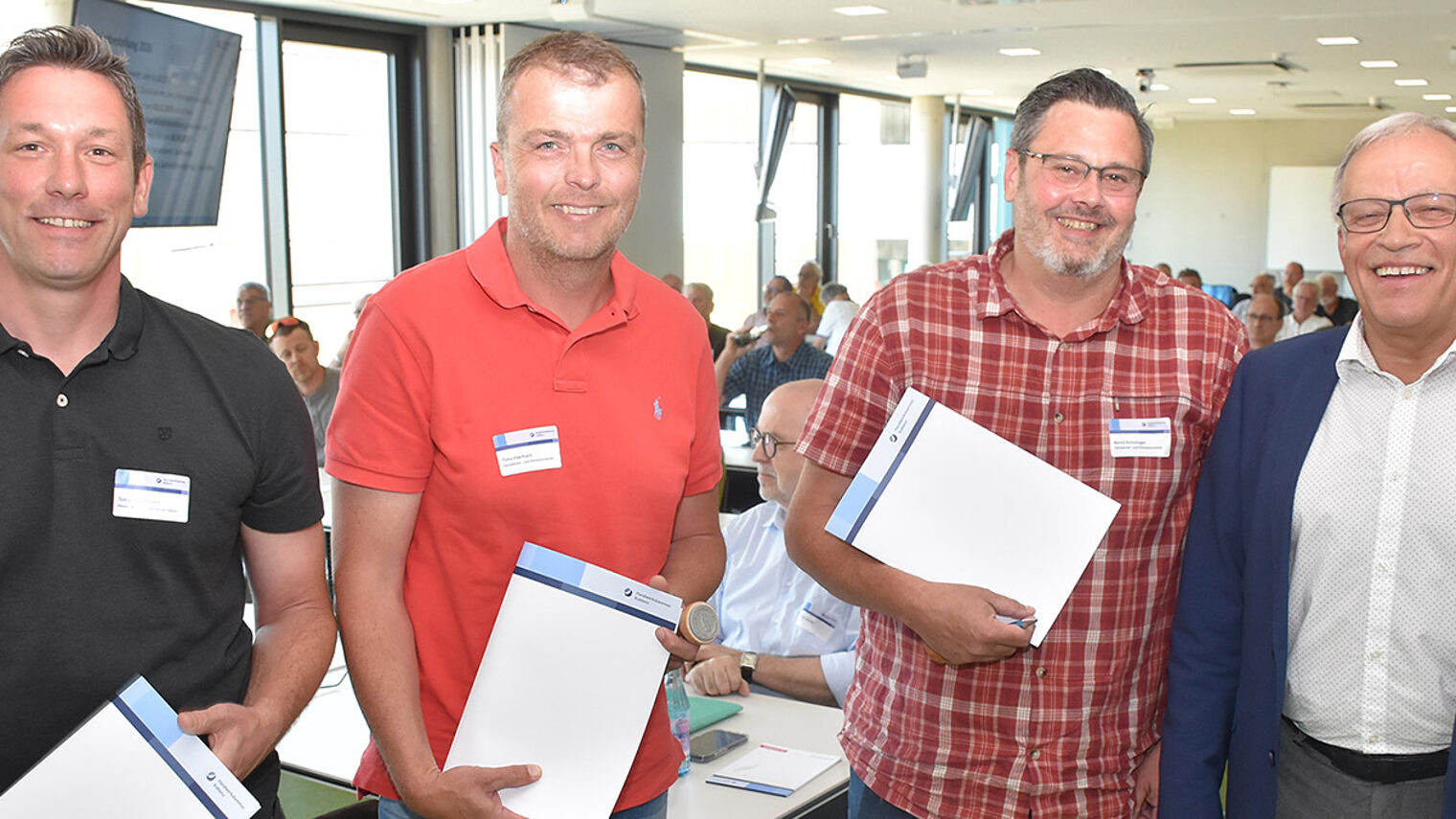 Gruppenfoto der neuen Sachverständigen mit Kurt Krautscheid