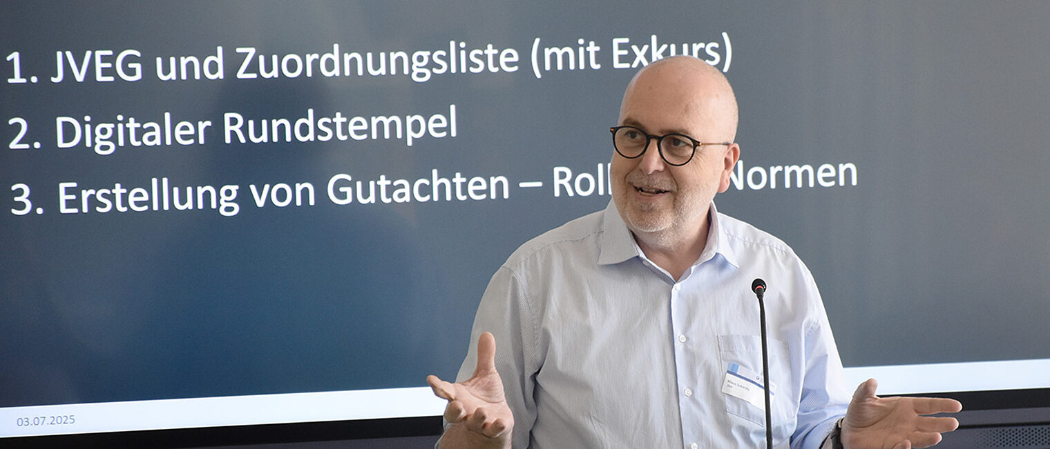 Klaus Schmitz während seines Vortrags