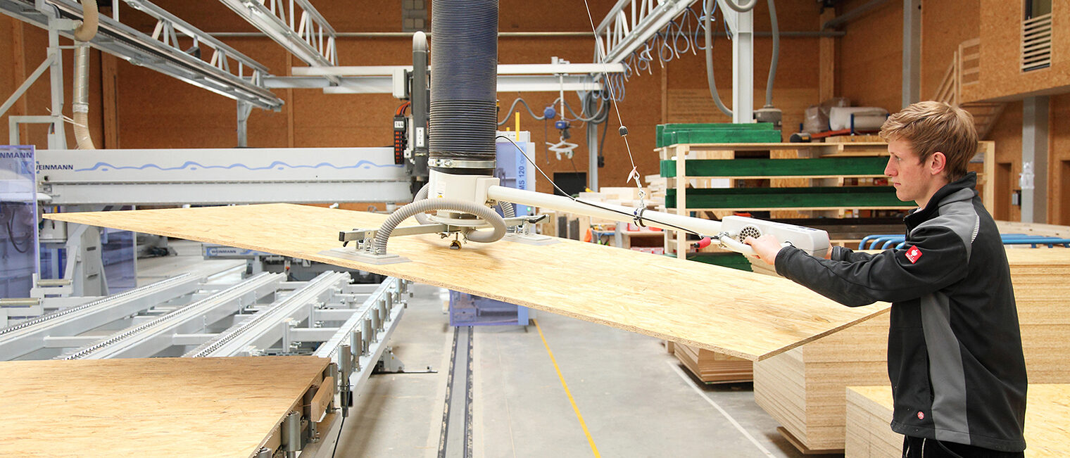 Eine Person arbeitet mit eine Holzplatte