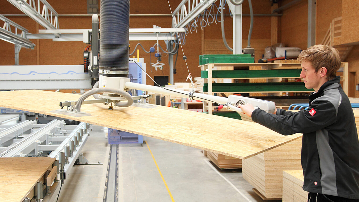 Eine Person arbeitet mit eine Holzplatte