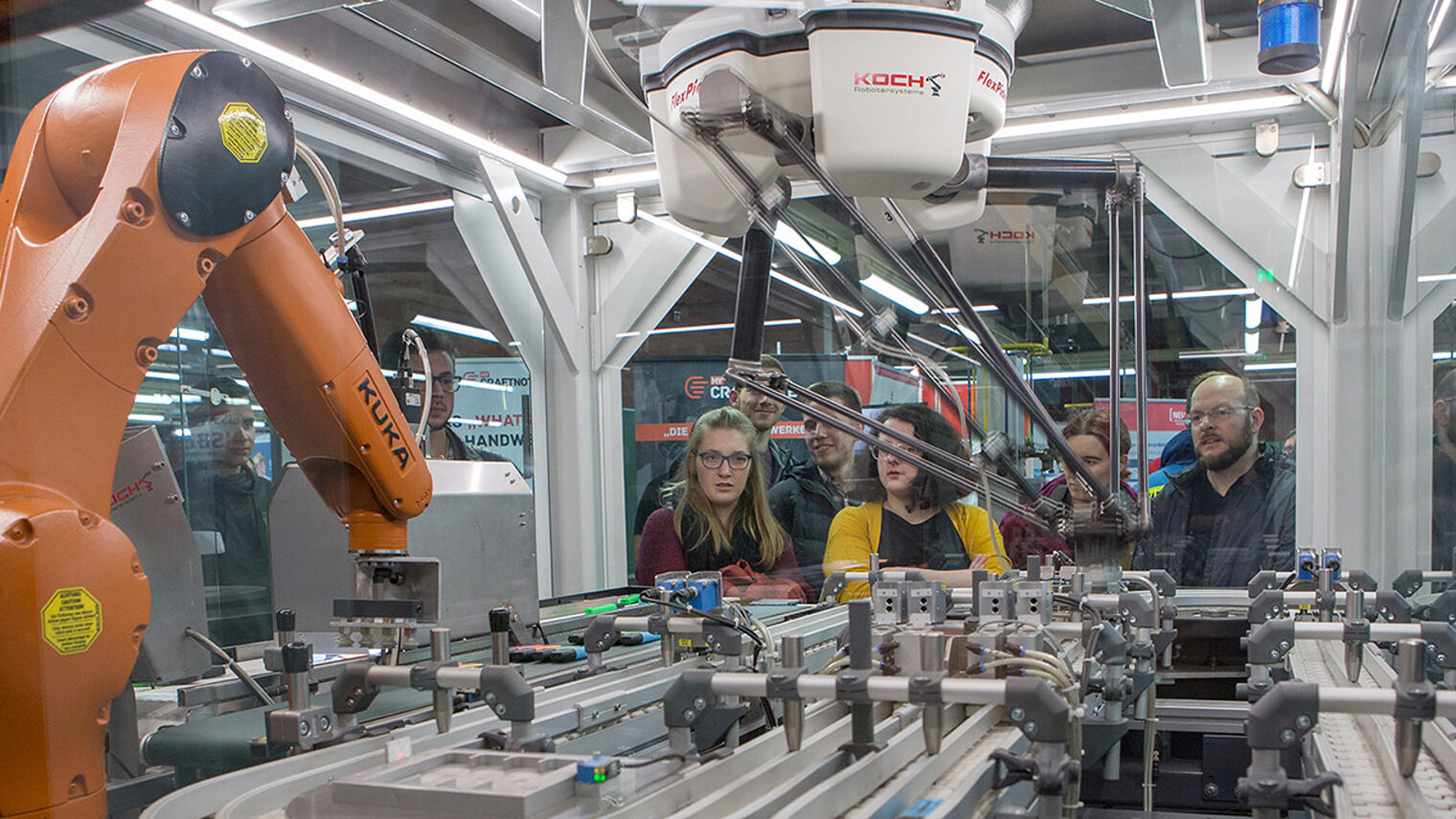 Besucher während der "Nacht der Technik"