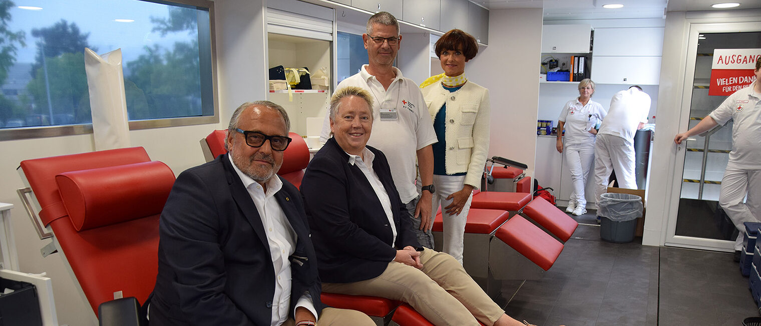 Im Blutspendemobil: Ralf Hellrich, Ulrike Mohrs, Wolfgang Scholz und Ulli Piel-Schilling