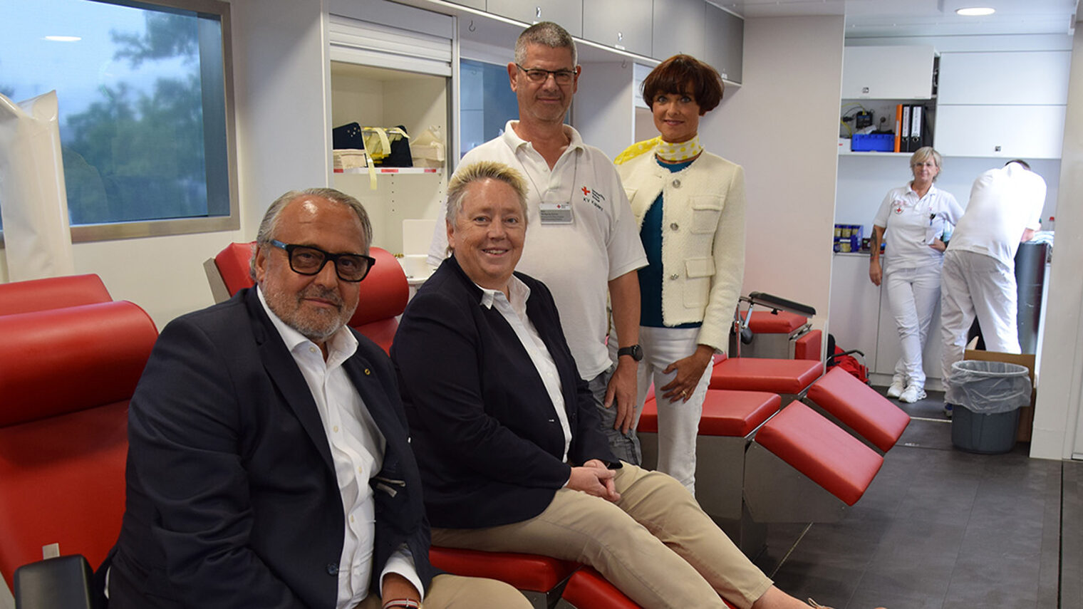 Im Blutspendemobil: Ralf Hellrich, Ulrike Mohrs, Wolfgang Scholz und Ulli Piel-Schilling
