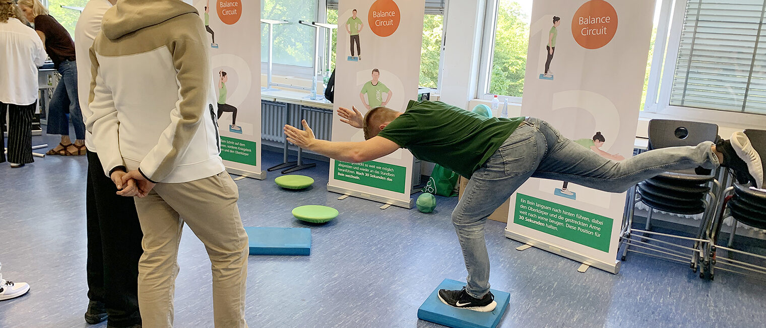 Eine Person übt eine Stehhaltungen auf einem Bein