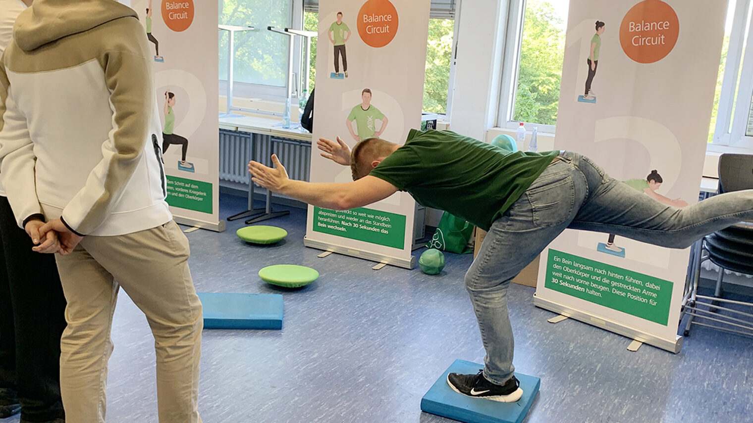 Eine Person übt eine Stehhaltungen auf einem Bein