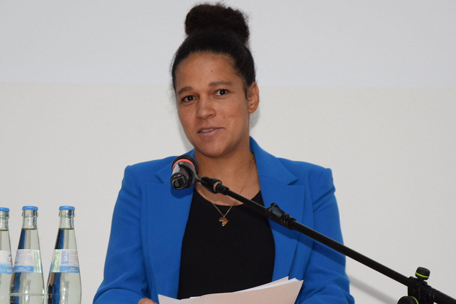 Celia Šašić am Rednerpult Celia Šašić am Rednerpult