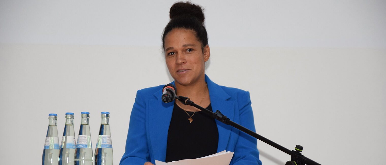 Celia Šašić am Rednerpult