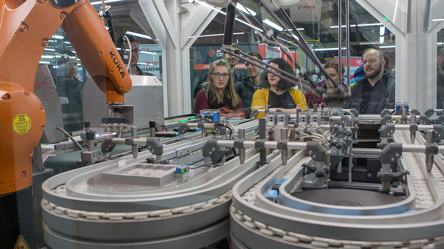 Bild mit einem Laufband und Roboterarm