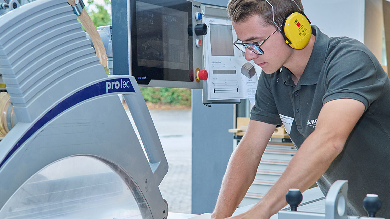 Ein Tischler bei der Arbeit