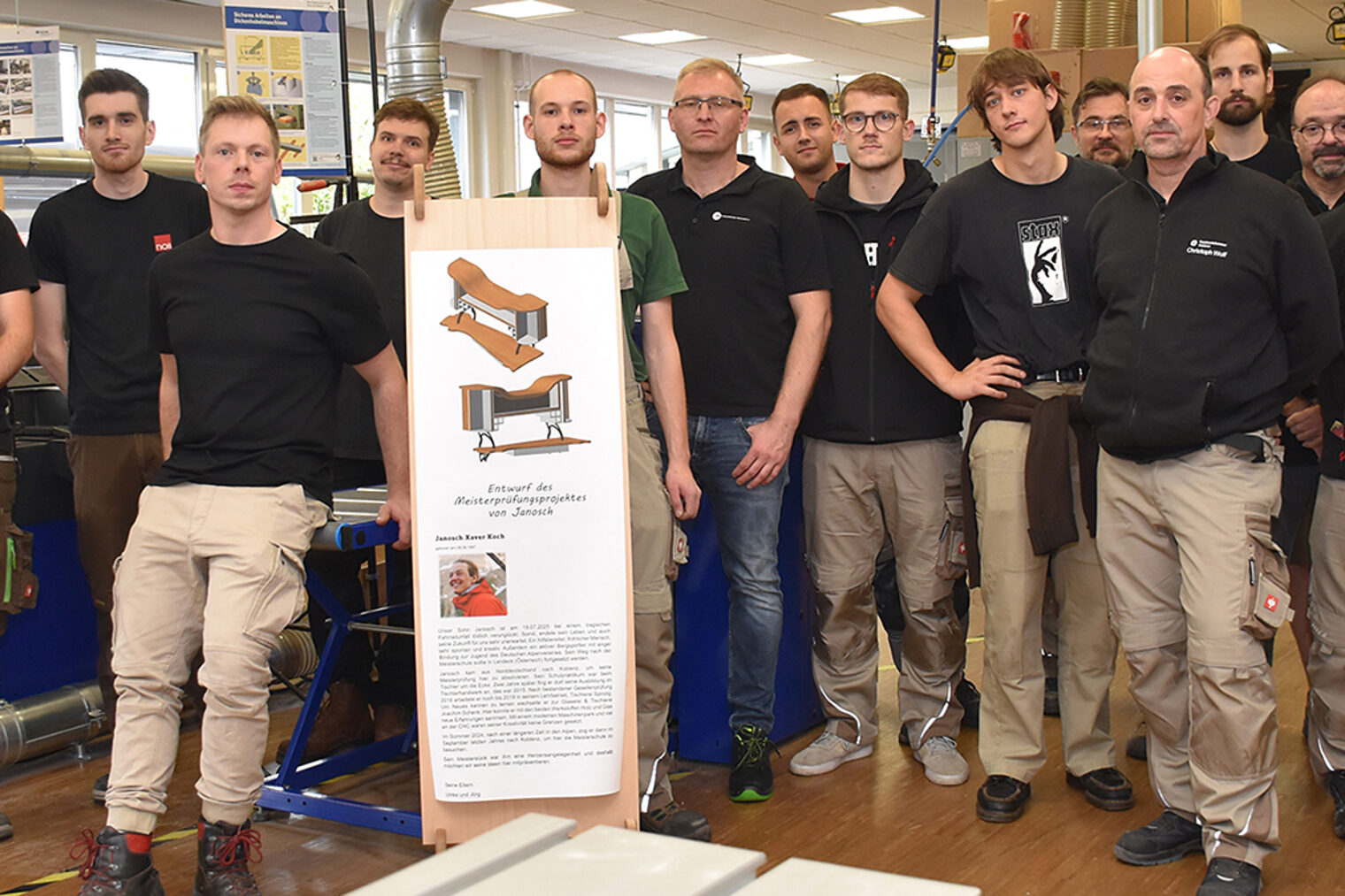 Ein Gruppenfoto mit den Meisterschülern, die an ihren verstorbenen Mitschüler denken.