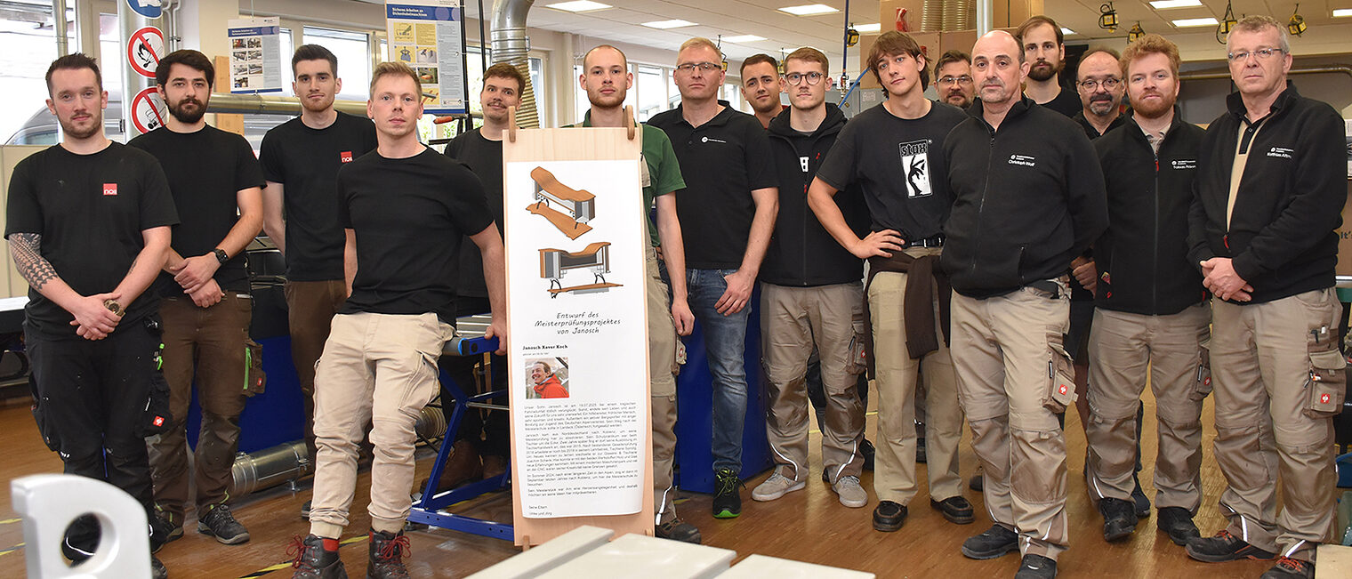 Ein Gruppenfoto mit den Meisterschülern, die an ihren verstorbenen Mitschüler denken. Ein Gruppenfoto mit den Meisterschülern, die an ihren verstorbenen Mitschüler denken.