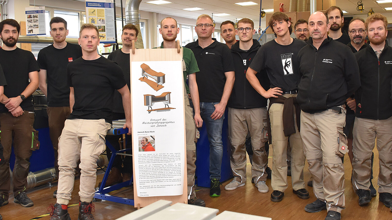 Ein Gruppenfoto mit den Meisterschülern, die an ihren verstorbenen Mitschüler denken.