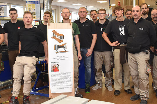 Ein Gruppenfoto mit den Meisterschülern, die an ihren verstorbenen Mitschüler denken.