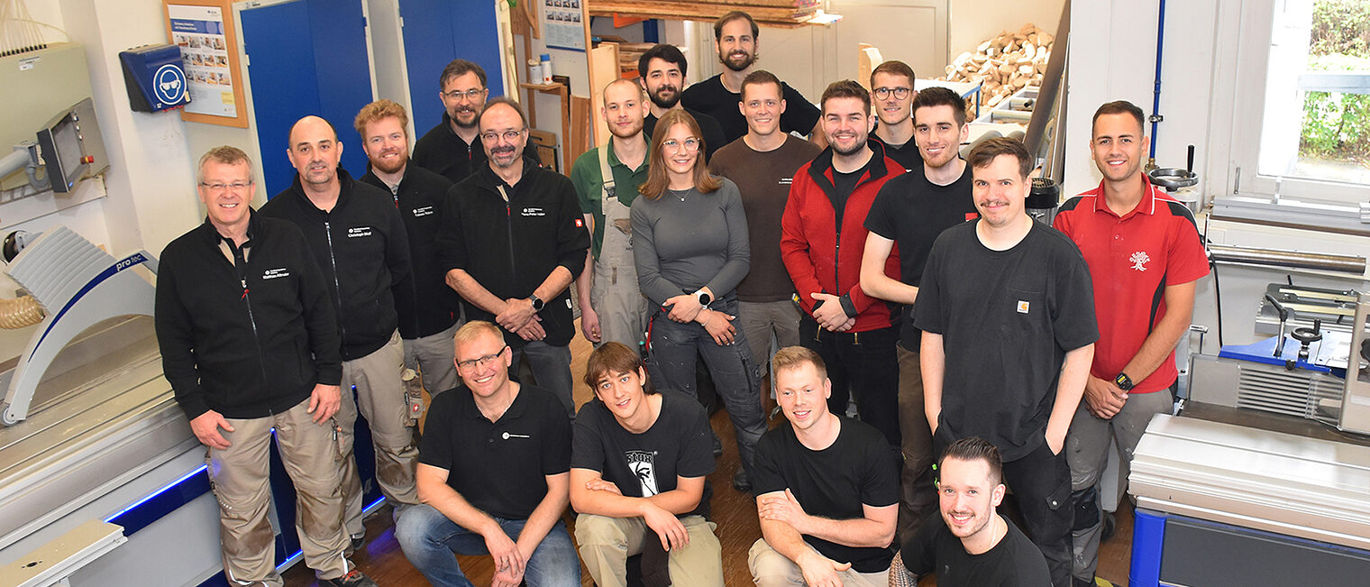 Gruppenfoto von der Meisterprüfung im Tischlerhandwerk