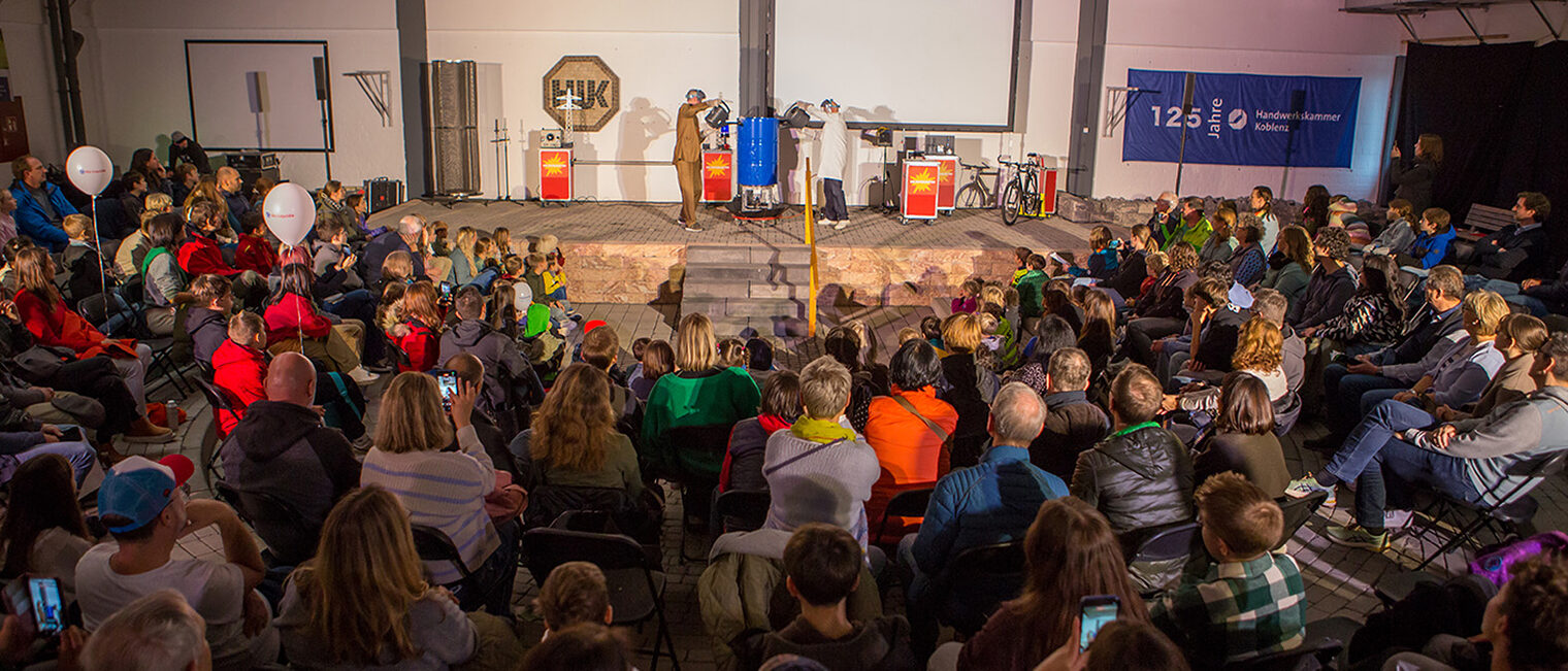 Staunende Zuschauer bei der Show der Physikanten